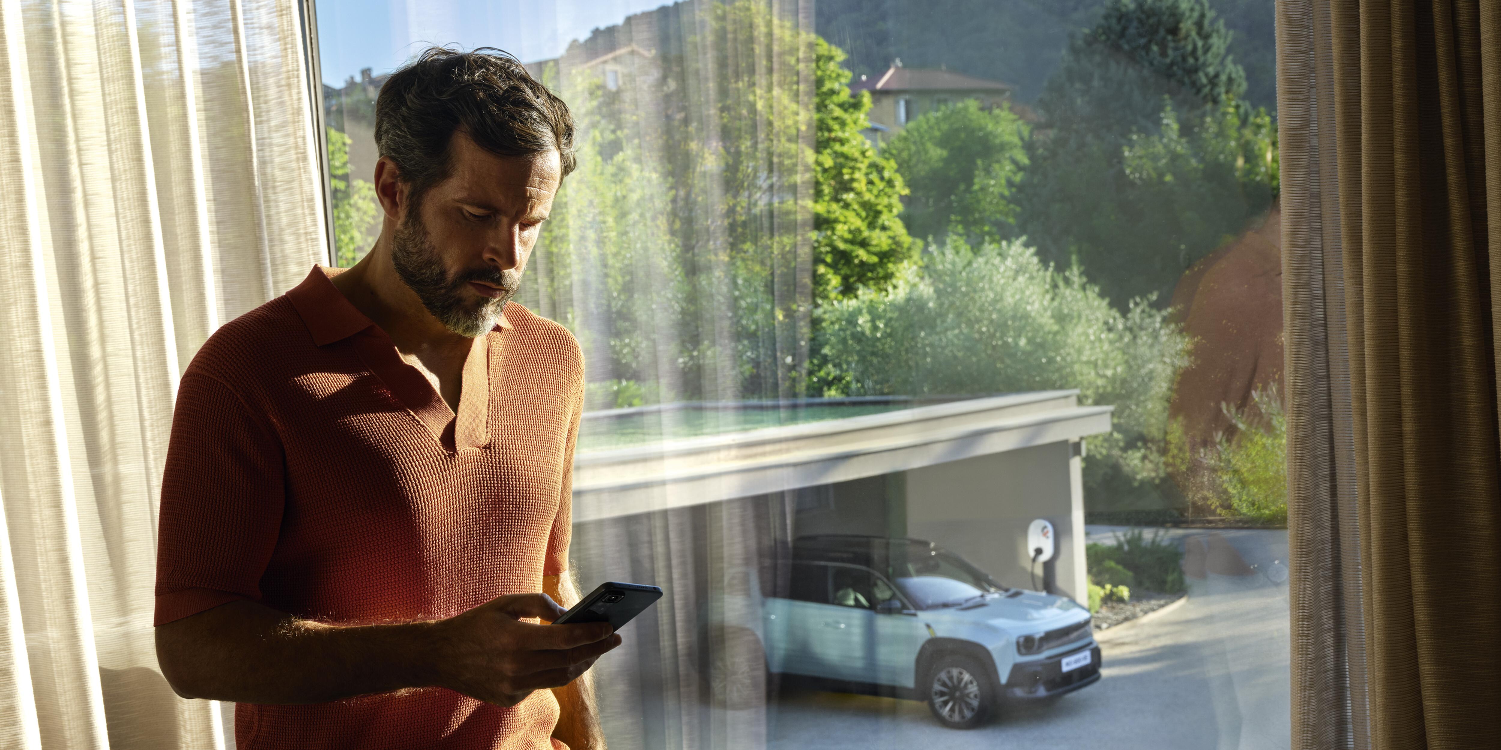 Homme téléphone dans maison