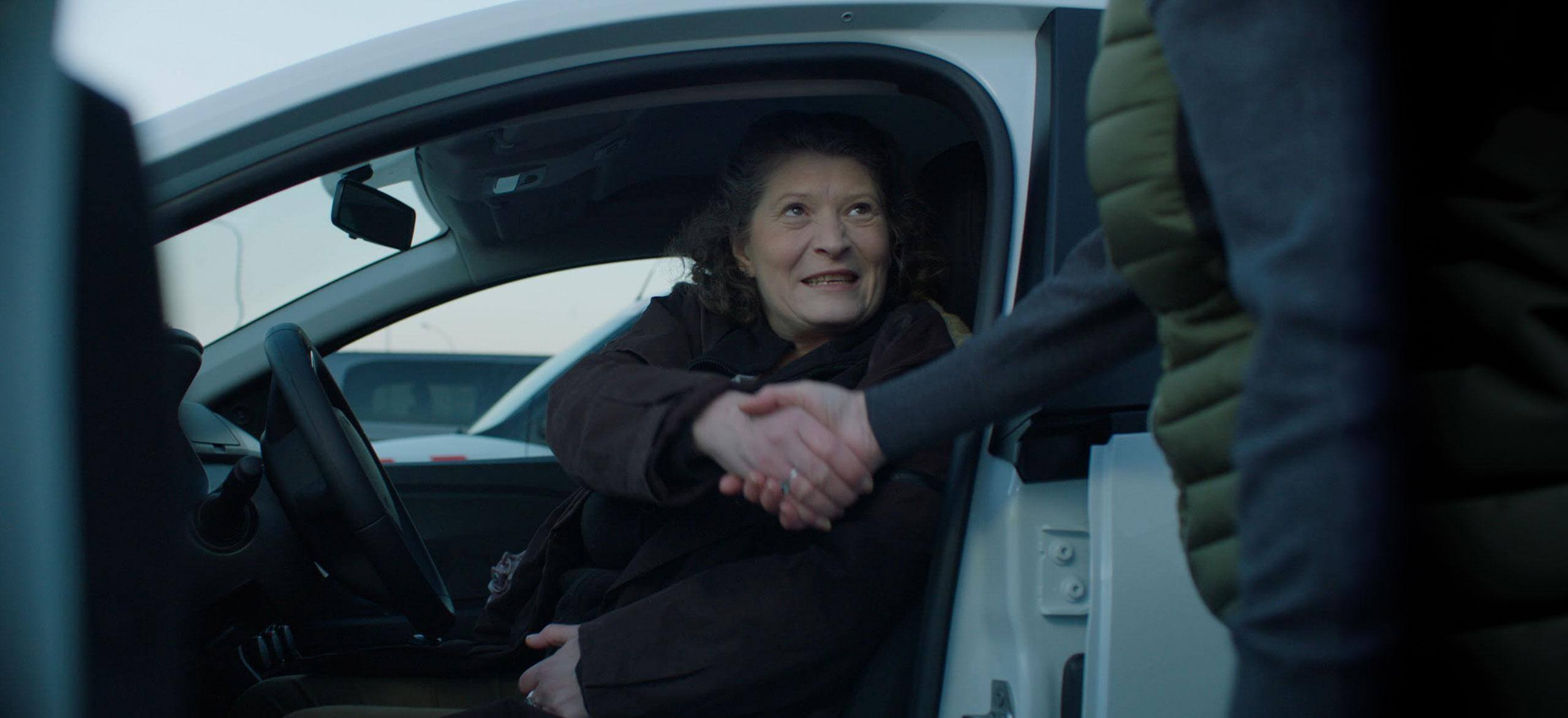 Une bénéficiaire du programme CareMakers dans sa voiture