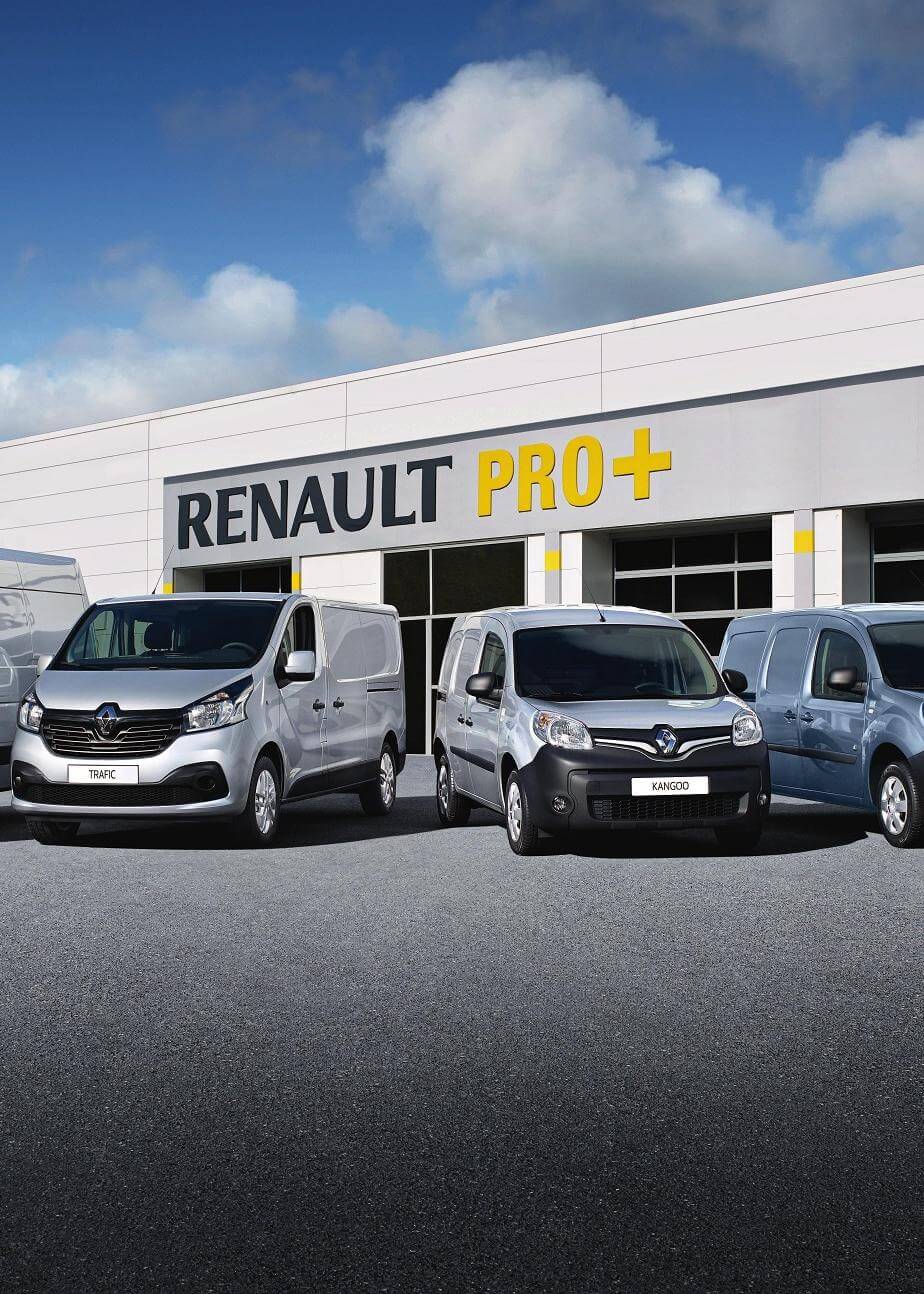 Des véhicules utilitaires pour les professionnels de la marque Renault devant une concession